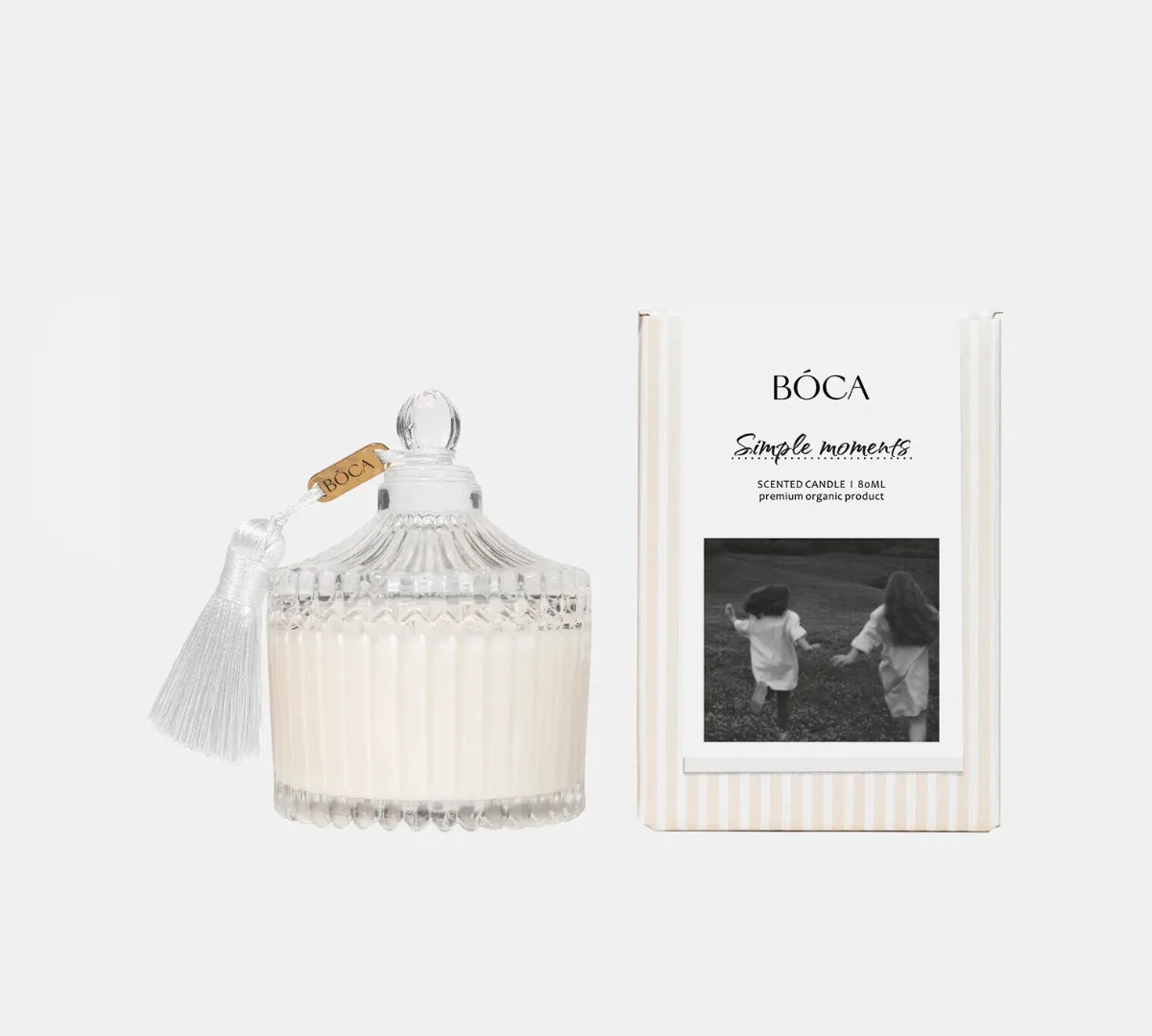 Свеча Crystal SIMPLE MOMENTS 80 ml: скошенная трава, ревень, крапива, полынь, эвкалипт, полевая мята, черный перец, ромашка, бобы тонка, чабрец Натуральный растительный воск с маслом ши и хлопковый фитиль обеспечивают чистое горение, а рифлёная шкату