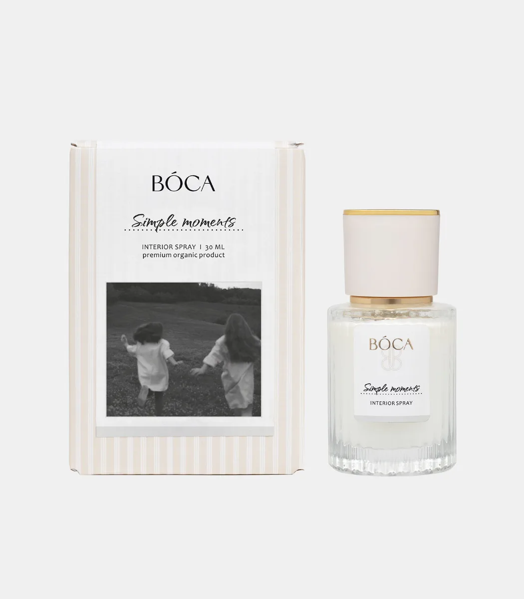Интерьерный спрей SIMPLE MOMENTS 30 ml: cкошенная трава, ревень, крапива, полынь, эвкалипт, полевая мята, черный перец, ромашка, бобы тонка, чабрец Способ применения: распылите в воздухе или на текстиль, чтобы наполнить пространство ароматом