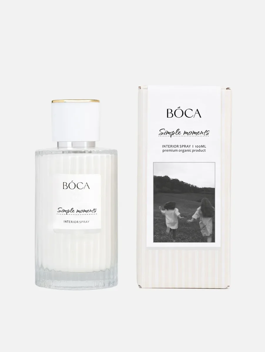 Интерьерный спрей SIMPLE MOMENTS 100 ml: cкошенная трава, ревень, крапива, полынь, эвкалипт, полевая мята, черный перец, ромашка, бобы тонка, чабрец Способ применения: распылите в воздухе или на текстиль, чтобы наполнить пространство ароматом